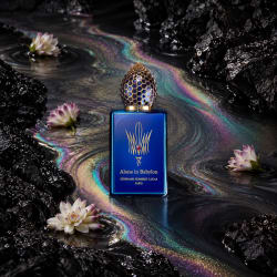 Parfume, Stephane Humbert Lucas (Alene i Babylon), blå glasflaske med guldlåg og blå hætte, 75 ml, blomster i nærheden