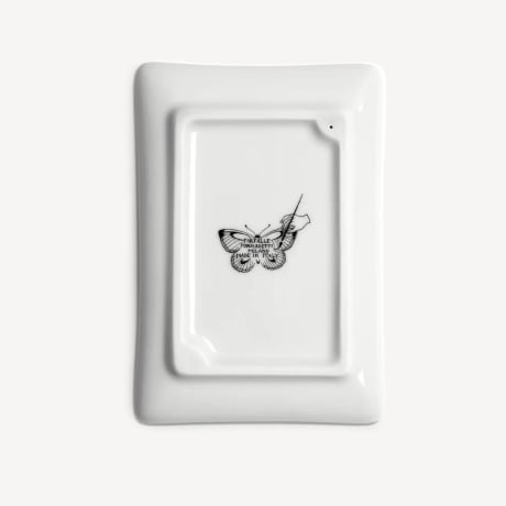 Cendrier en céramique rectangulaire par Fornasetti (Farfalle) avec un motif de papillons, blanc avec des détails noirs, taille moyenne.