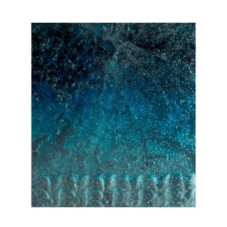 Vue rapprochée de la texture liquide d'Anfas Dhai Extrait affichant des nuances vibrantes de bleu et des motifs tourbillonnants.