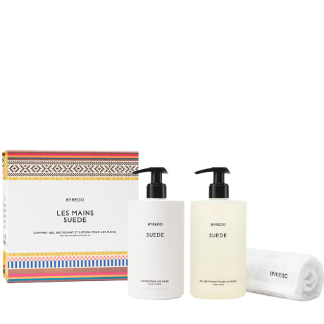 BYREDO Handpflegeset (Les Mains Suede) mit zwei Pumpflaschen à 450 ml und einem Handtuch in einer gemusterten Geschenkverpackung.