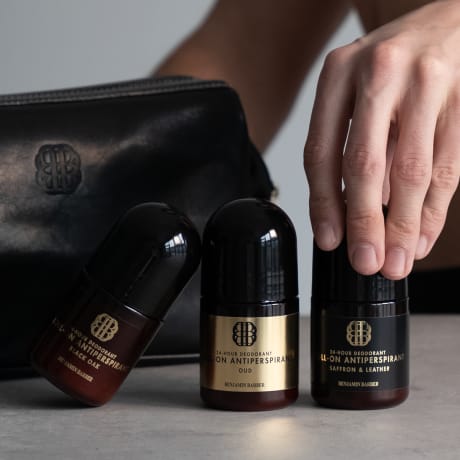 Benjamin Barber (Antiperspirant) roll-on trio i bruna och gyllene flaskor, inkluderar Black Oak, Oud, Saffron & Leather, 75 ml vardera.