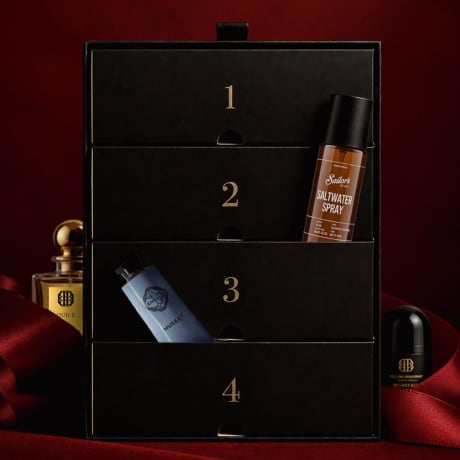 Herrarnas adventskalender 2026 i svart matt låda med guldnummer, inkluderar parfym, saltvattenspray, lotion och deodorant.