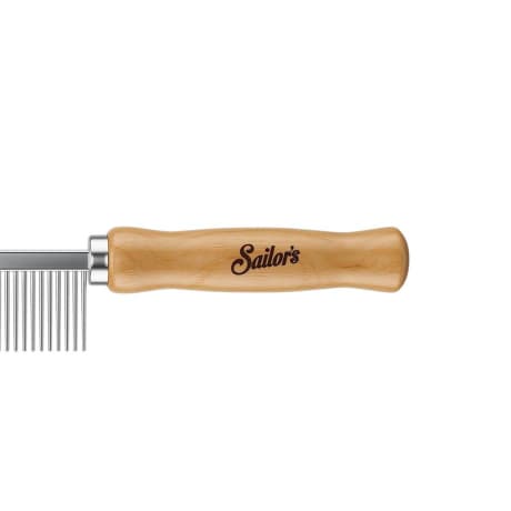 Skjeggbørste fra Sailor's, med skaft i bøketre og metalltenner, lys brun finish, uten tilbehør.