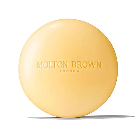 Molton Brown Orange & Bergamot -pyöreä parfymoitu saippua, vaaleanoranssi sävy, kohokuvioitu logo, noin 100 g.