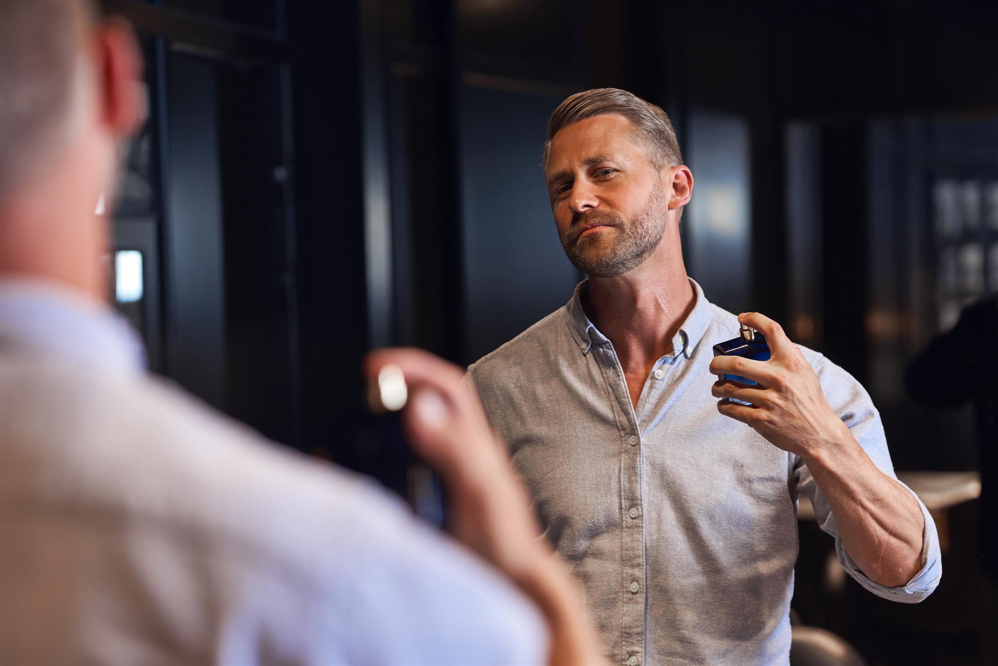 Du ziehst Parfüm an