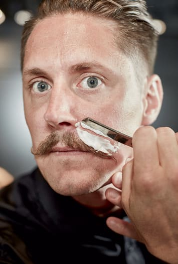 raka överläpp och mun med rakkniv