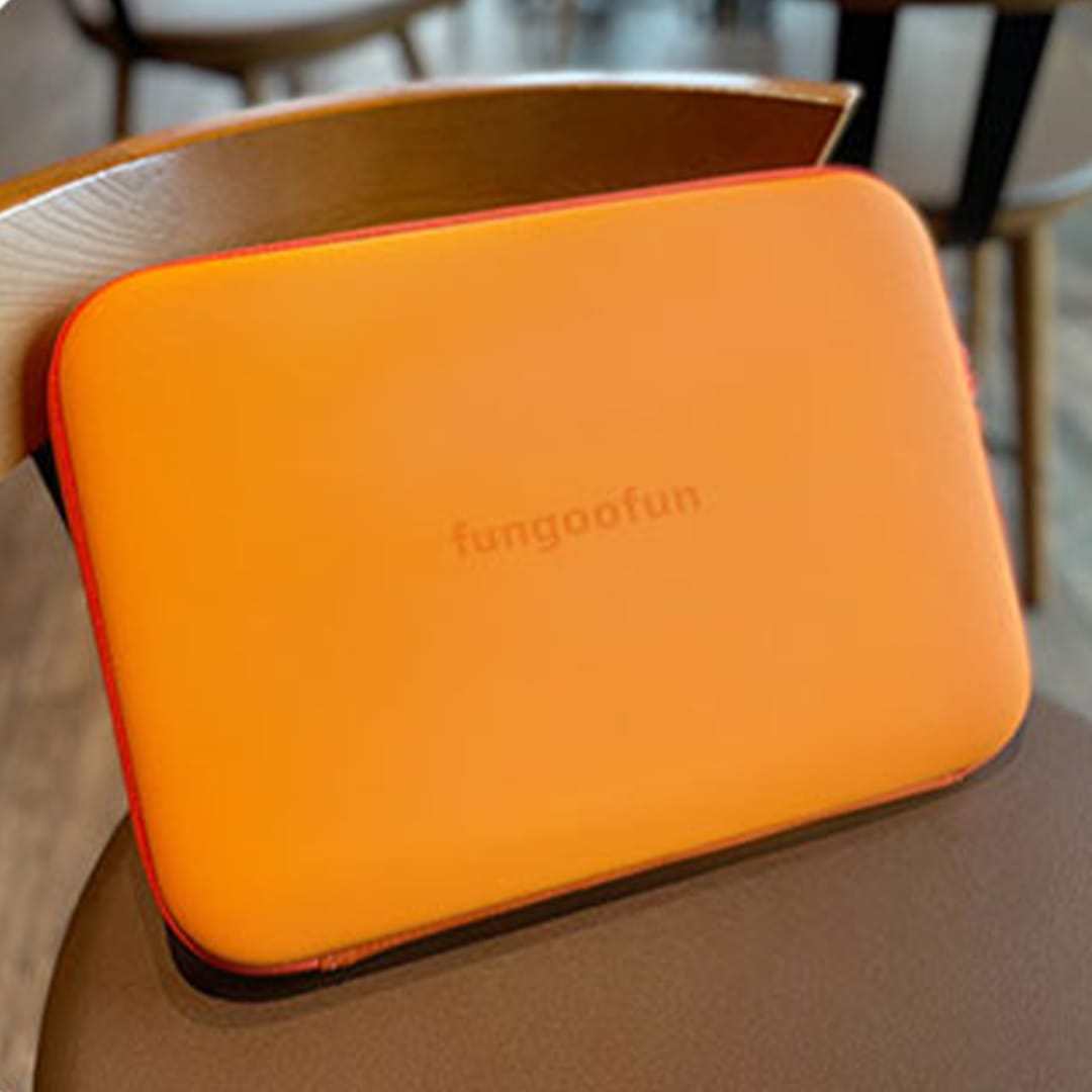 Lightweight laptop sleeve