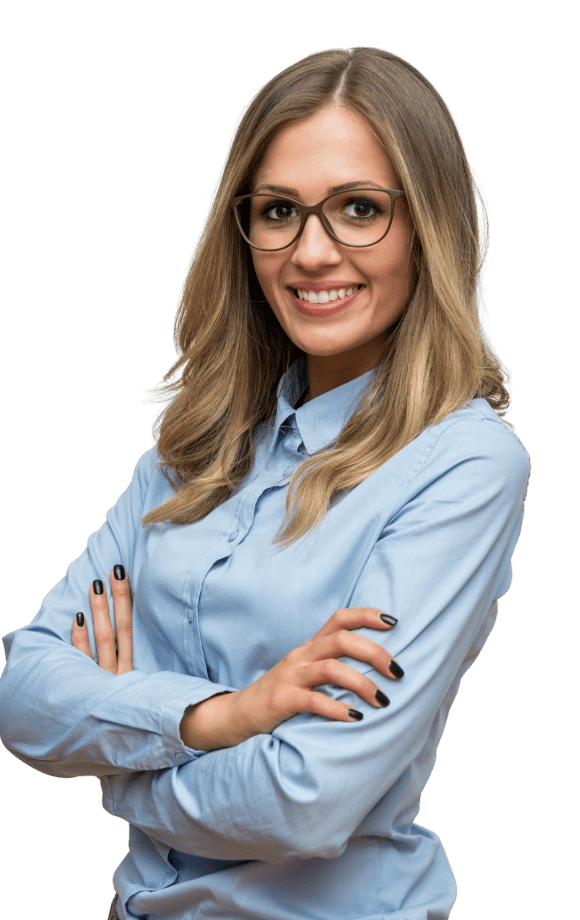 Mulher com braços cruzados sorridente.