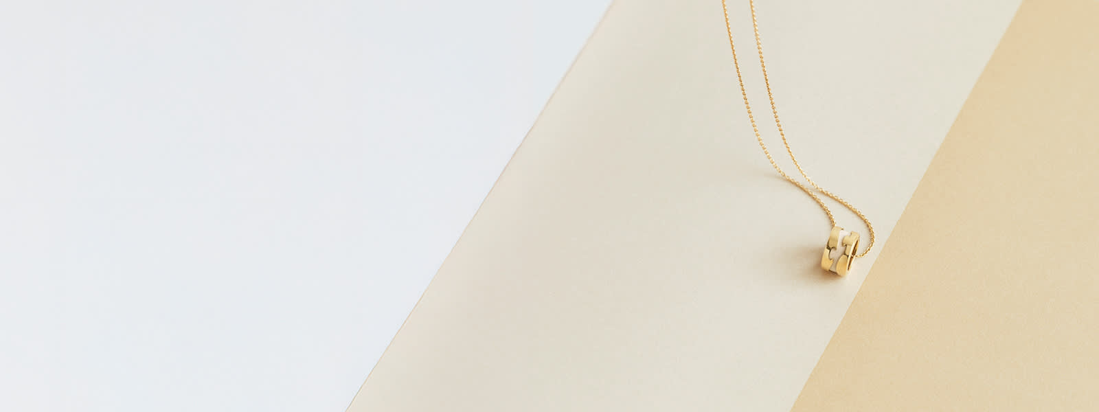 Necklace in 18kt gold and Hyceram designed by Nina Koppel for Fusion