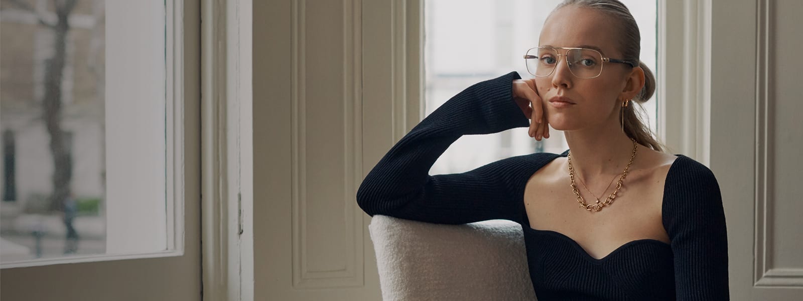 Alexandra Carl wearing 18 kt yellow gold jewellery from Georg Jensen