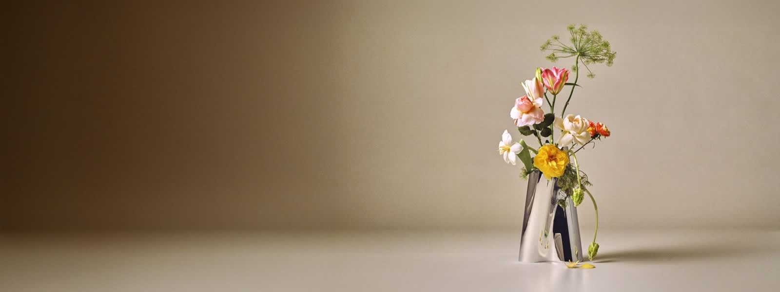 Lituus single vase with flowers