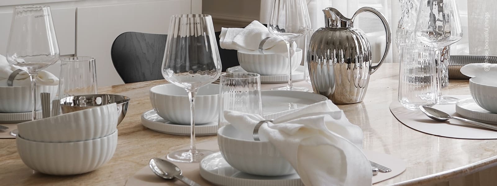 Krystalklare glas, skåle og tallerkener i porcelain samt stål bestik fra Bernadotte kollektionen inspireret af Sigvard Bernadotte