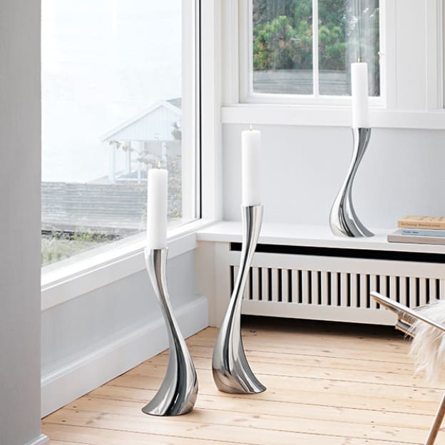 Blankpolerede stål gulv og bord lysestager fra Cobra kollektionen designes af Constantin Wortmann