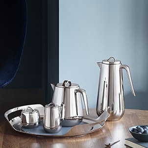 Kaffe, te og mælkekande samt sukkerskål og serveringsfad i stål fra Helix kollektionen