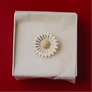 Brooch in sterling silver and enamel from Daisy collection at Georg Jensen