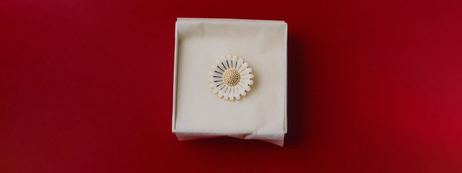 Brooch in sterling silver and enamel from Daisy collection at Georg Jensen