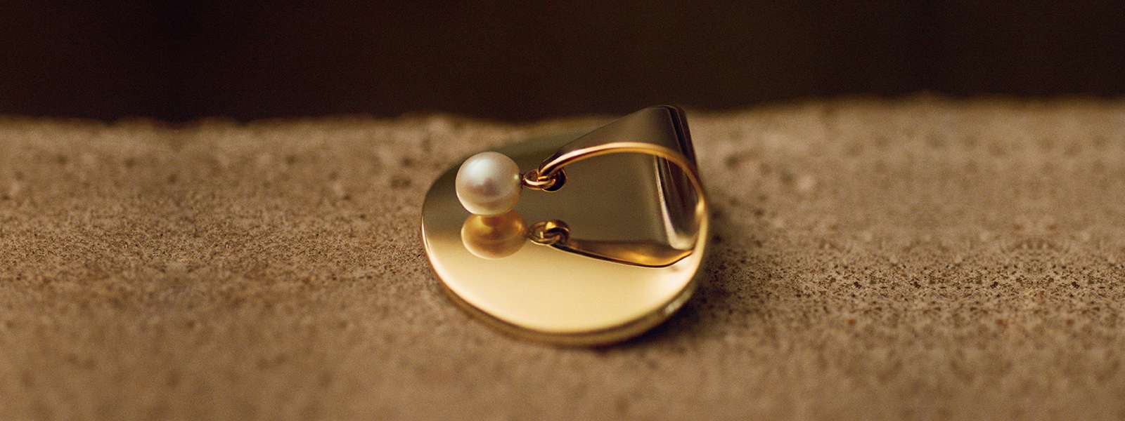 Brooch in 18kt yellow gold and pearl designed by Nanna Ditzel