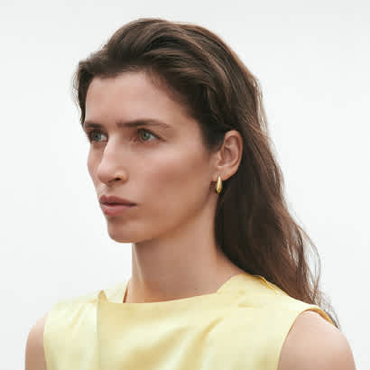 Earring in 18 kt yellow gold designed by Jacqueline Rabun for Reflect collection
