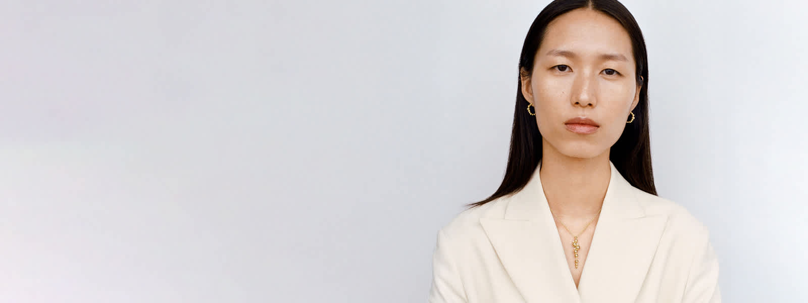 Earrings and necklace with pendant in 18kt gold from Moonlight Grapes collection