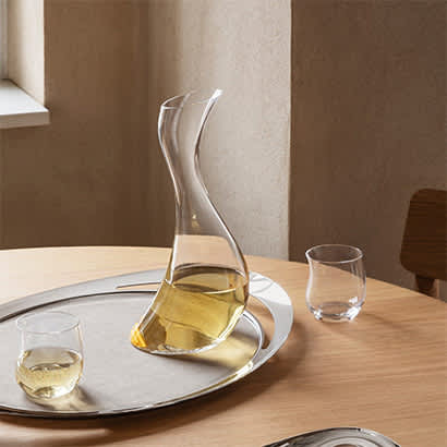 Mirror polished stainless steel tray and pitcher in glass from the Cobra 2021 collection