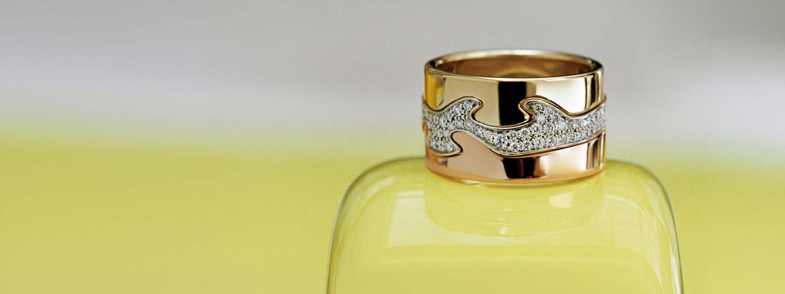 Ring in 18 kt gold and diamonds from Fusion collection