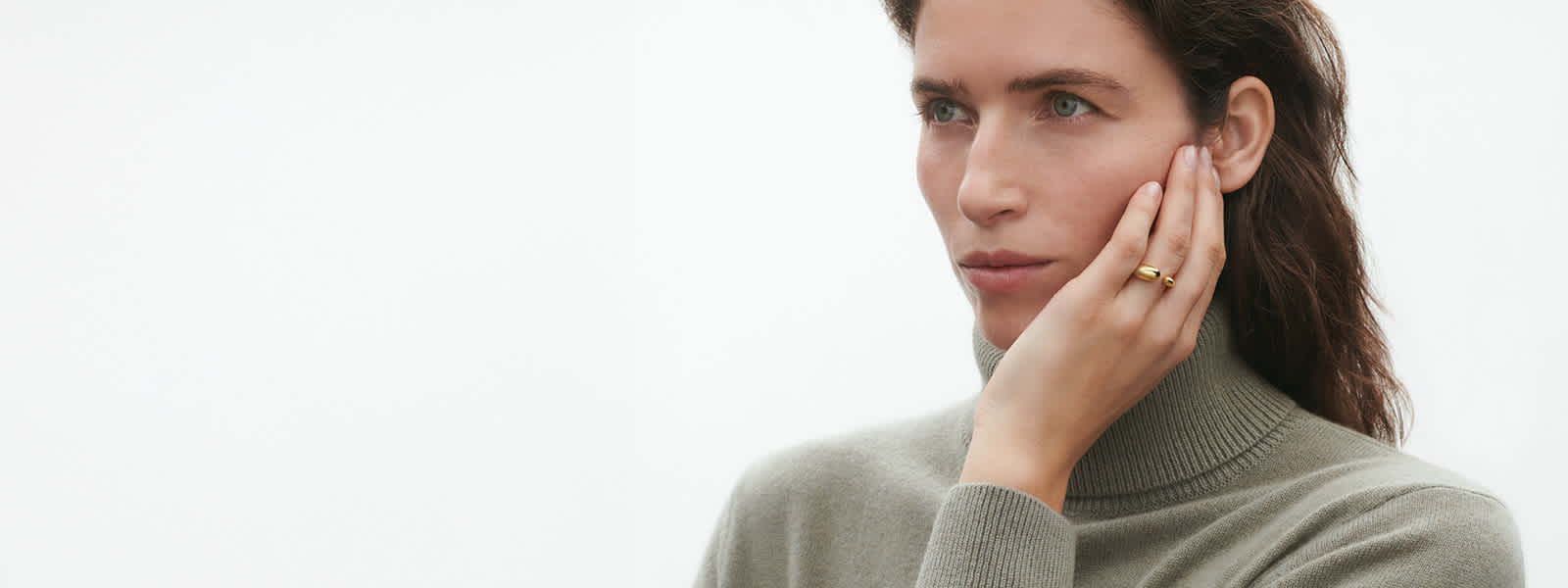 Model wearing ring in 18 kt yellow gold from Mercy  collection