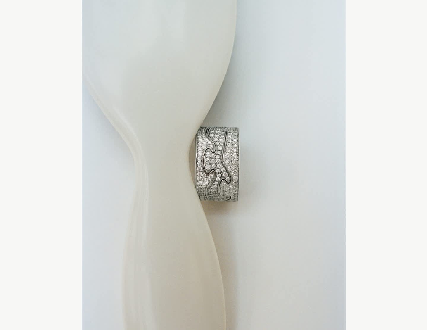 Ring in 18 kt white gold and diamonds from Fusion collection