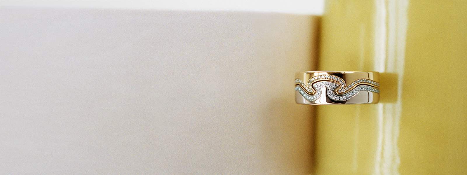 Ring in 18 kt gold and diamonds from Fusion collection