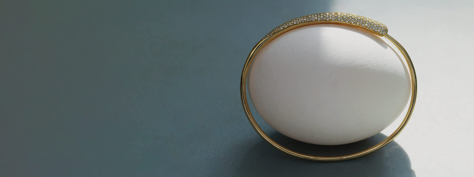 Bangle in 18kt yellow gold and diamonds designed by Jacqueline Rabun for Mercy collection