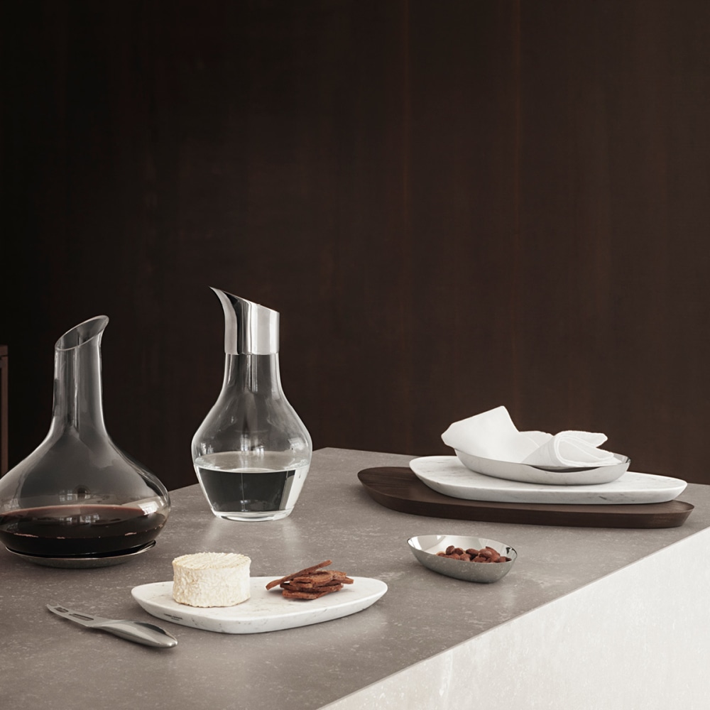 https://res.cloudinary.com/georgjensen/image/upload/f_auto,dpr_2/w_500,c_scale/products/images/hi-res/10013570-AW18-sky-wine-carafe-water-pitcher-cheeseknife-servingboard-1200x1200?_i=AG