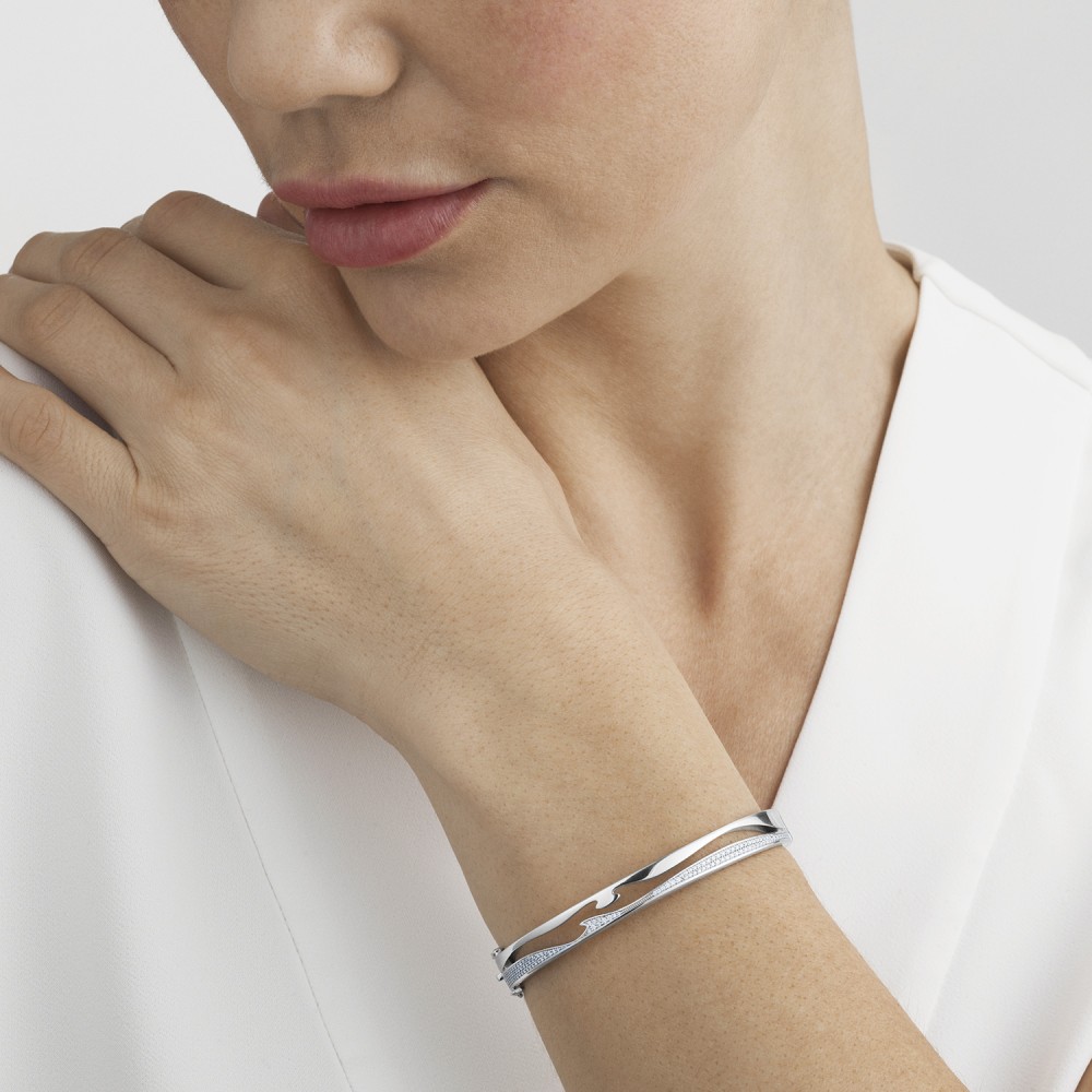 Fusion 18kt white gold bangle with white diamonds | Georg Jensen Fusion 18kt white gold bangle with white diamonds | Georg Jensen