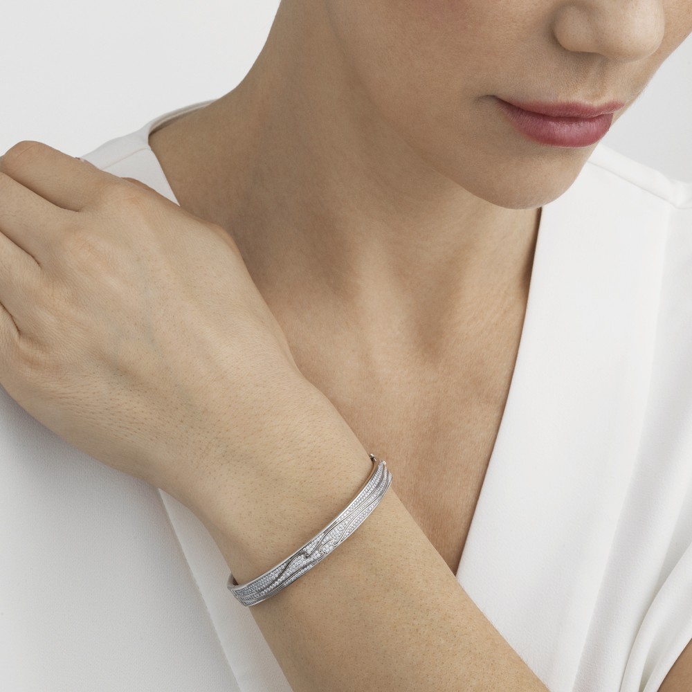 Fusion 18 Kt. white gold bangle with white diamonds | Georg Jensen