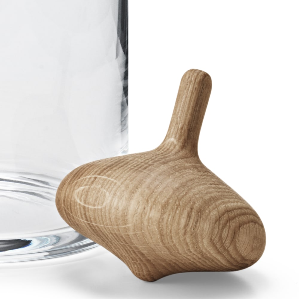 https://res.cloudinary.com/georgjensen/image/upload/f_auto,dpr_2/w_500,c_scale/products/images/hi-res/3586205-ALFREDO-carafe-1L-glass-detail-2?_i=AG