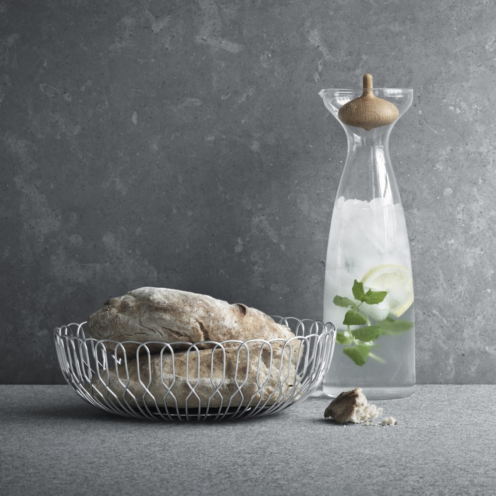 https://res.cloudinary.com/georgjensen/image/upload/f_auto,dpr_2/w_500,c_scale/products/images/hi-res/3586321_3586306_3586635_3586205_ALFREDO-carafe-1L-glass-life-style?_i=AG