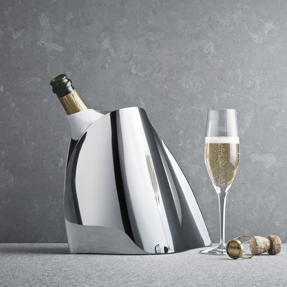 https://res.cloudinary.com/georgjensen/image/upload/f_auto,dpr_2/w_500,c_scale/products/images/hi-res/3586651-INDULGENCE-Champagne-Cooler?_i=AG