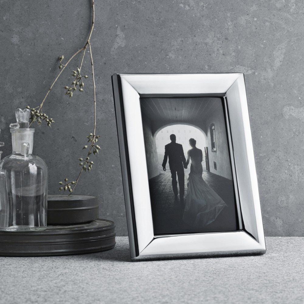 https://res.cloudinary.com/georgjensen/image/upload/f_auto,dpr_2/w_500,c_scale/products/images/hi-res/3586952-picture-frames-modern-10x15cm?_i=AG