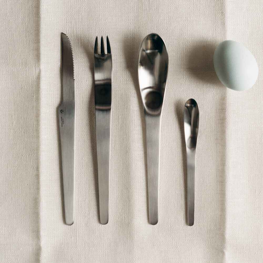 ARNE JACOBSEN 4ピースカトラリーセット。ステンレススチール製。
