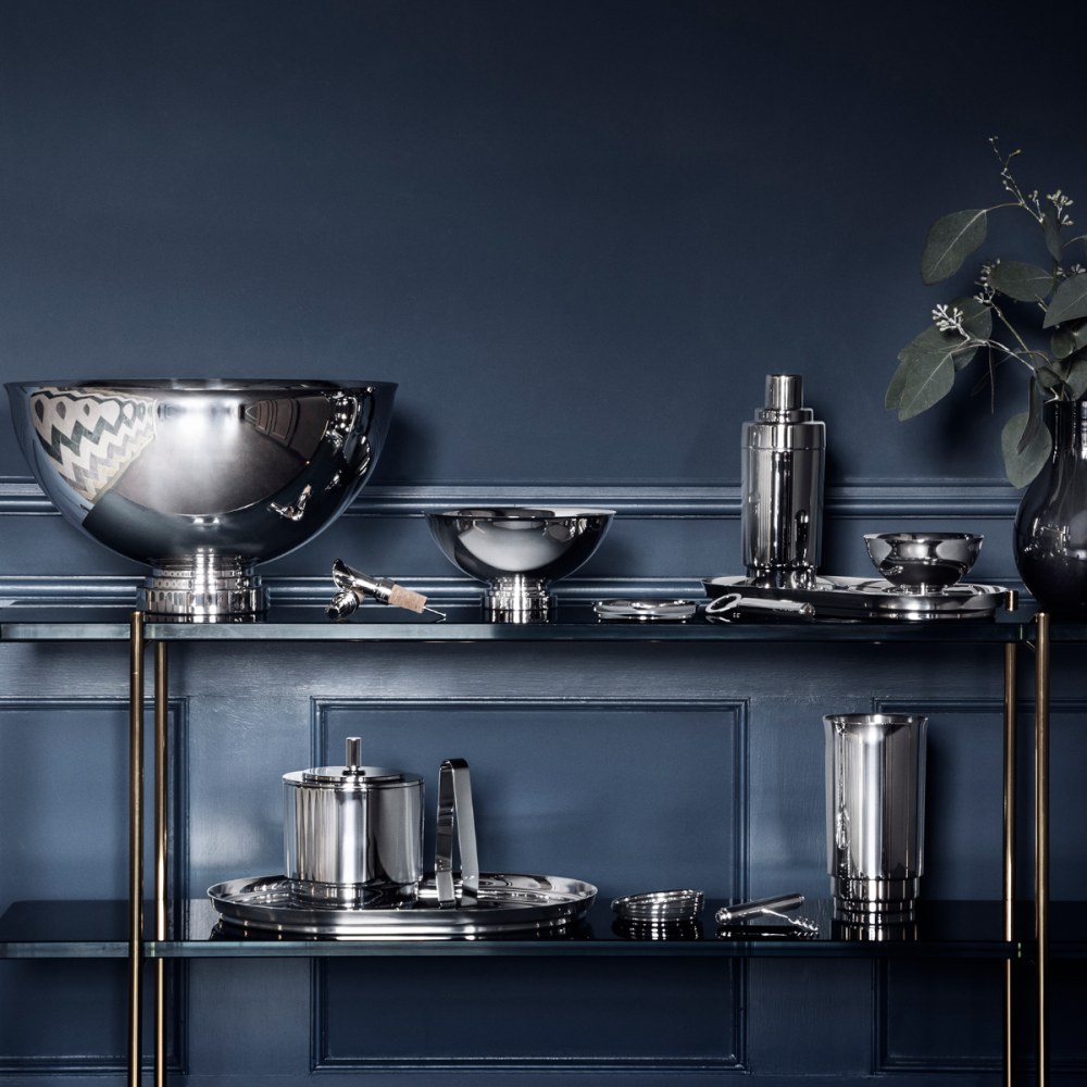 https://res.cloudinary.com/georgjensen/image/upload/f_auto,dpr_2/w_500,c_scale/products/images/hi-res/_3586085_MANHATTAN_WINE_COOLER_SS_1?_i=AG