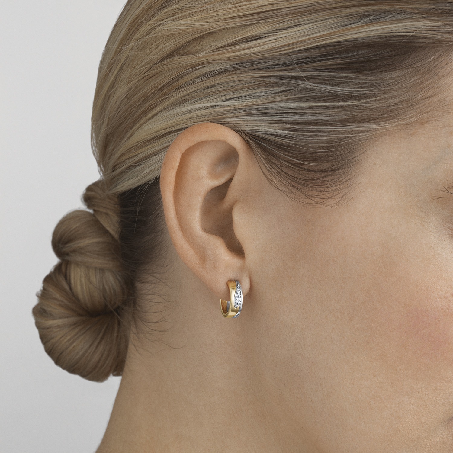 Fusion white and yellow gold earhoops with diamonds | Georg Jensen