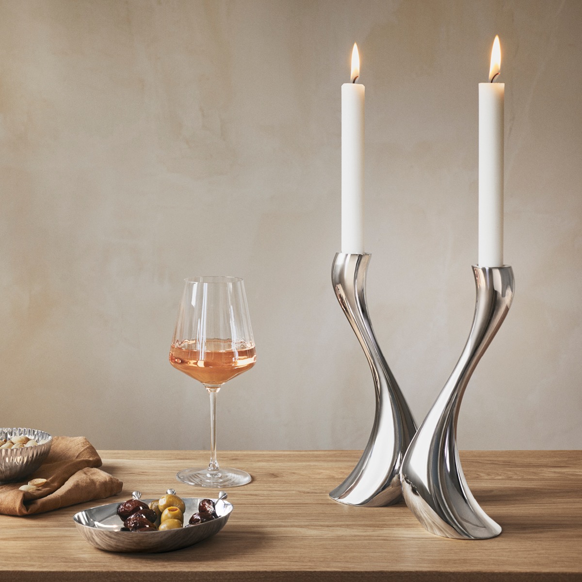 https://res.cloudinary.com/georgjensen/image/upload/f_auto,dpr_2/w_auto,c_scale/products/images/hi-res/10019230_BERNADOTTE_red_wine_glass?_i=AG
