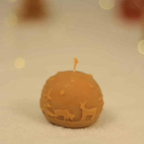 Espelma de cera d'abella en forma de bola de Nadal