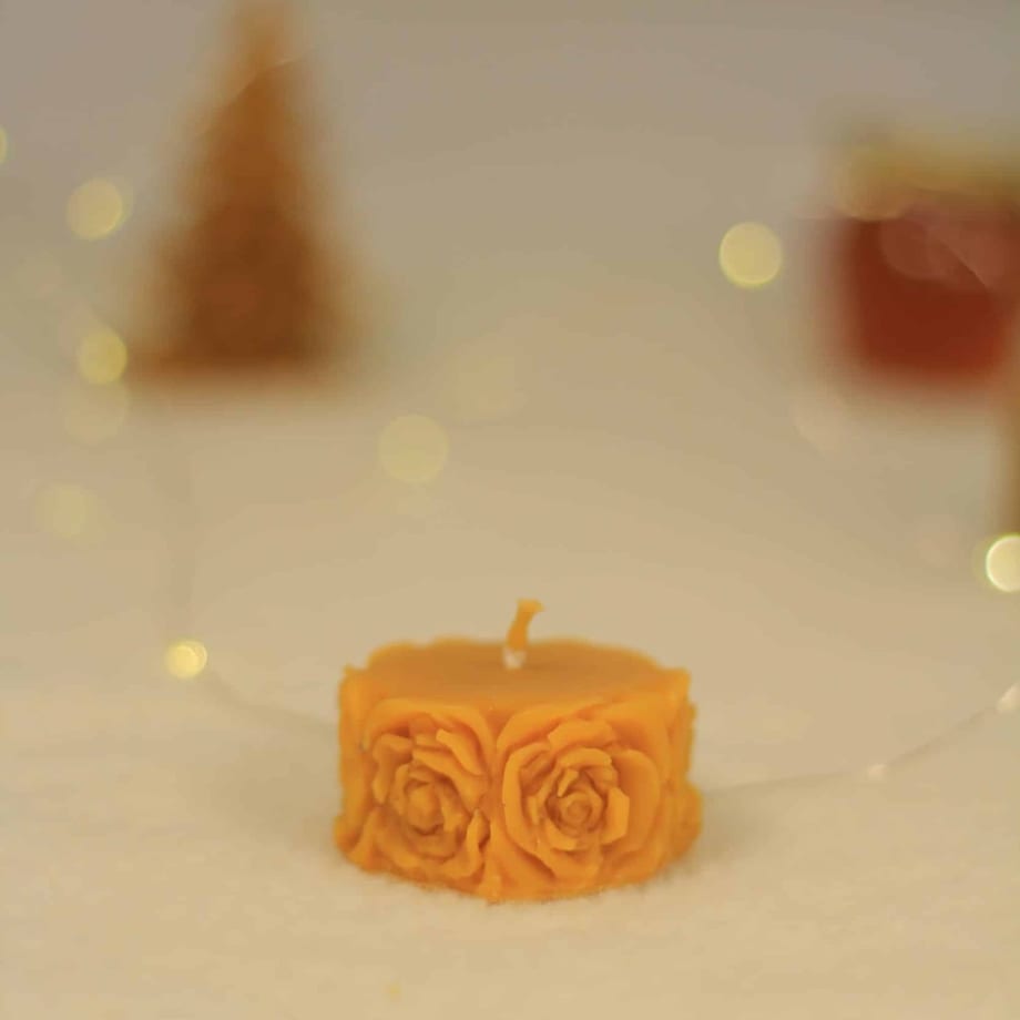 Espelma de cera d'abella cilíndrica amb roses