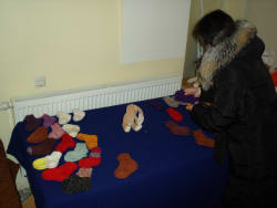 Numegztos kojinės dovanojamos vargstantiems