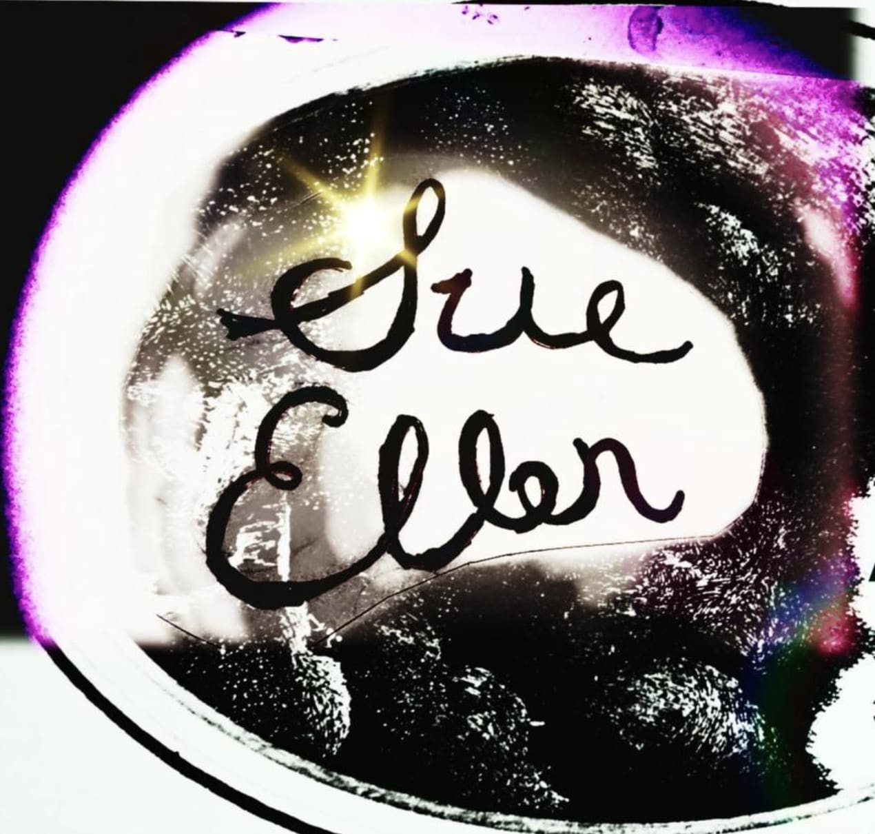 Flyer für die Sue Ellen Bar in Schwarz, Weiss und Violett mit verspielter, geschwungener Schrift und verschiedenen grafischen Elementen.