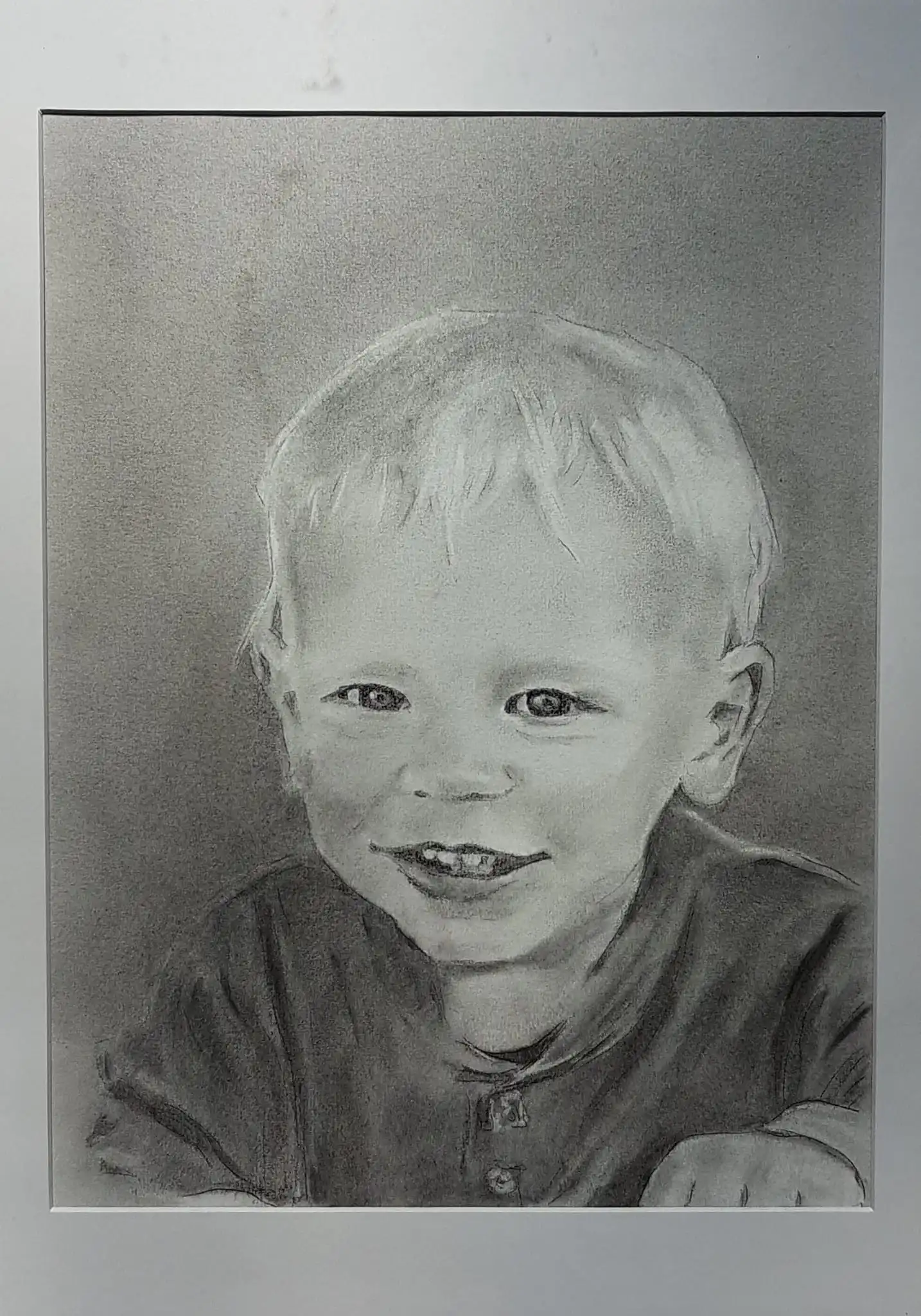 Houtskool portret van jongen lachend