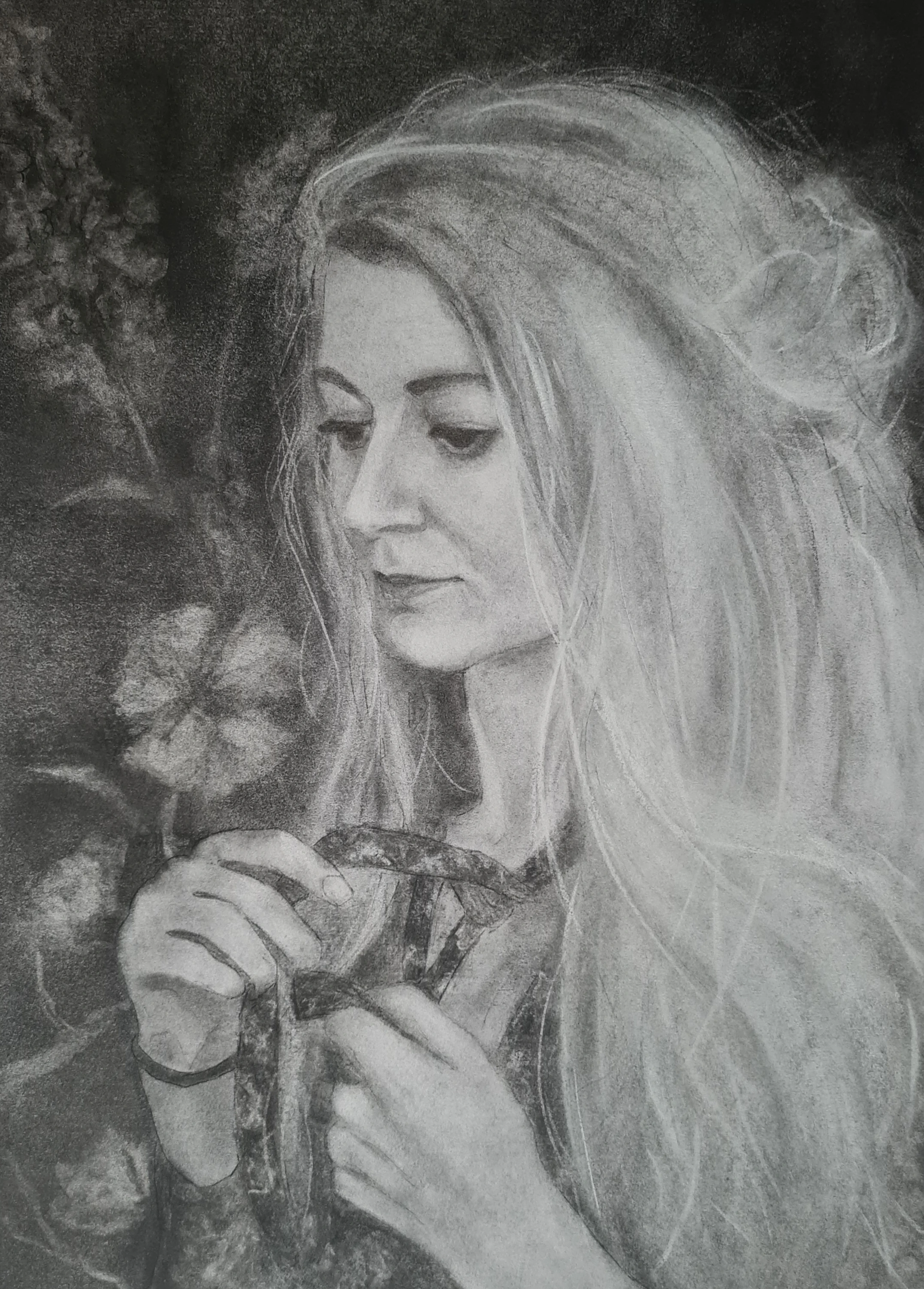 Houtskool portret vrouw blond