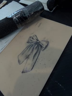 Image of Shaded Bow (Arm or leg) 7x4cm