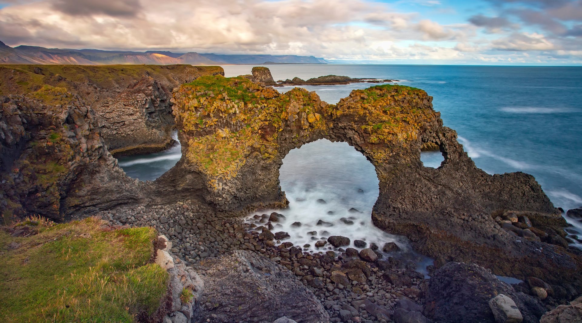 Gatklettur rock arch