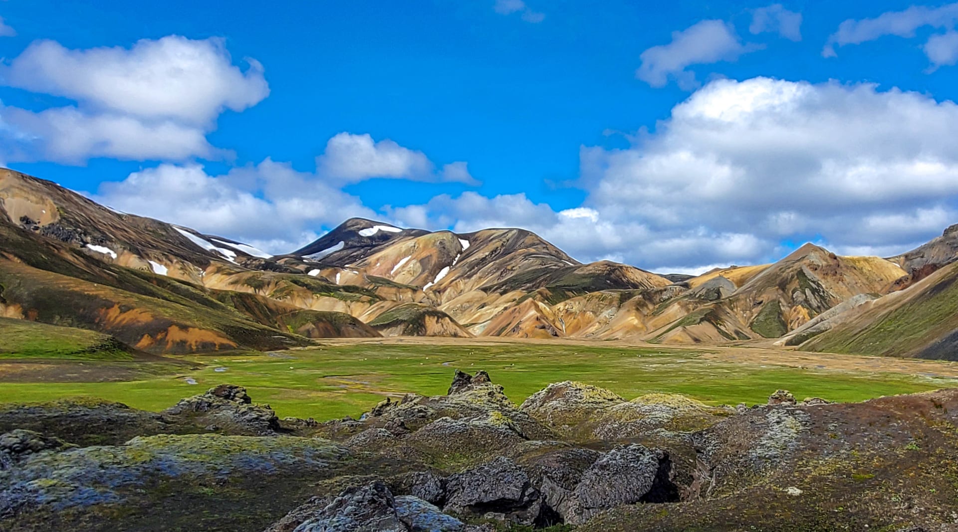 Vondugil is accessible when hiking Laugahraun 4,5 km circle in Landmannalaugar 