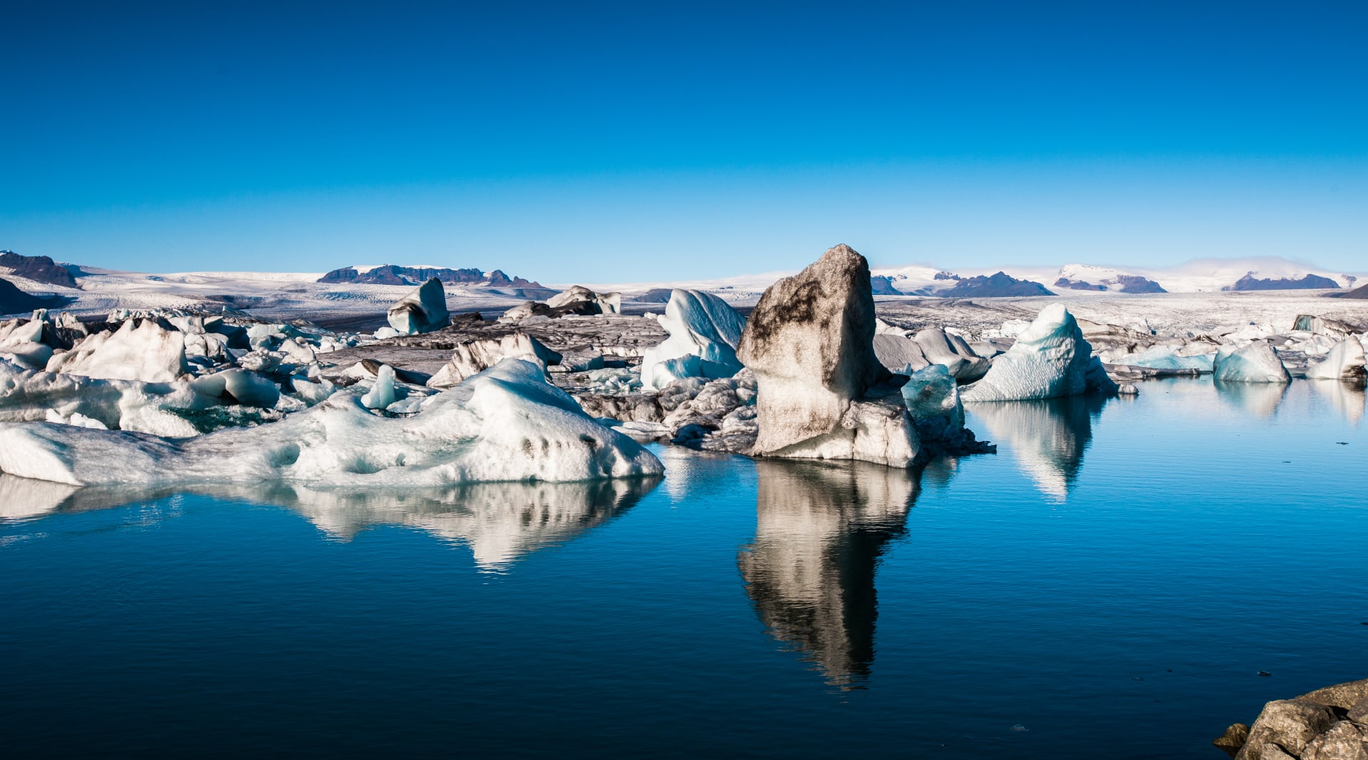 Stunning icebergs flowing on Glacier Lagoon